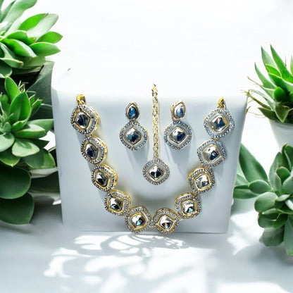 De Autumn Majestic Stone  - Elegant Golden Jewelry Set: Necklace, Earrings & Tikka